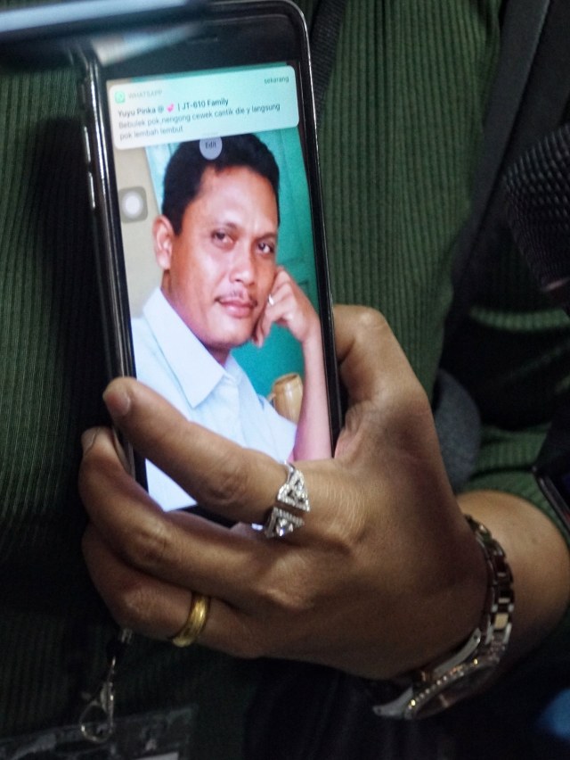 Keluarga korban kecelakaan pesawat Lion Air JT 610 Dewi Manik menunjukkan foto mendiang suaminya Rudi Lumbantoruan saat memasuki KRI Semarang 594 yang berencana menuju Perairan Karawang titik lokasi jatuhnya pesawat, di Tanjung Priok, Jakarta Utara, Selasa (29/10/2019). Foto: Jamal Ramadhan/kumparan