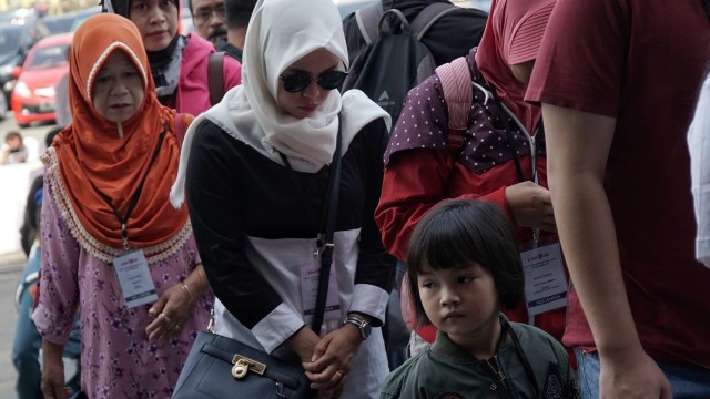 Keluarga korban kecelakaan pesawat Lion Air JT 610 saat memasuki KRI Semarang 594 yang berencana menuju Perairan Karawang titik lokasi jatuhnya pesawat, di Tanjung Priok, Jakarta Utara, Selasa (29/10/2019). Foto: Jamal Ramadhan/kumparan