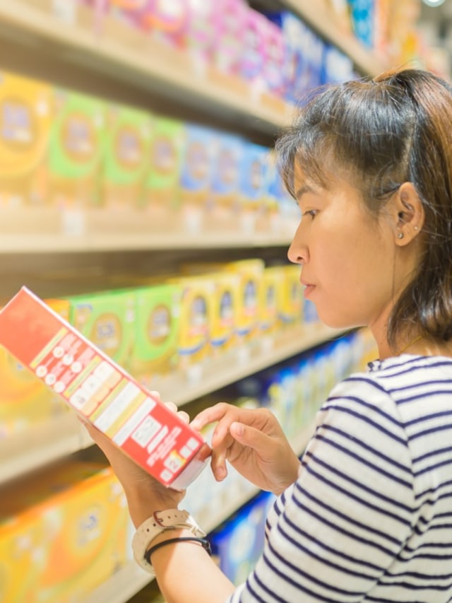membaca label kemasan - POTRAIT Foto: Shutterstock