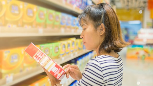 membaca label kemasan susu formula Foto: Shutterstock