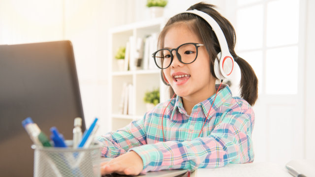 Anak dengan headphone Foto: Shutter Stock