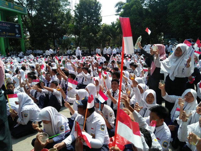 Suasana minum jamu di SMPN 19 Surabaya bersama OWSD Indonesia dan Kibas ITS. Foto-foto : Amanah Nur Asiah/Basra