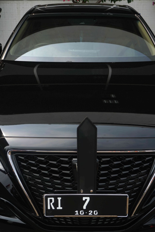 Mobil dinas baru pimpinan DPR/MPR Toyota Crown 2.5 HV G-Executive terparkir di Gedung DPR, Jakarta, Selasa (29/10).  Foto: Irfan Adi Saputra/kumparan 