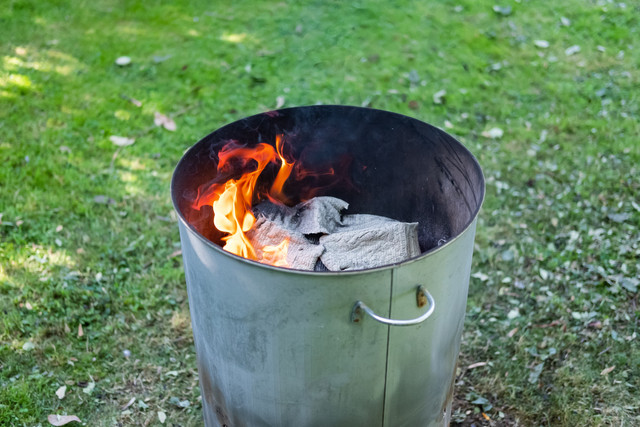 Ilustrasi bakar sampah. Foto: Shutter Stock