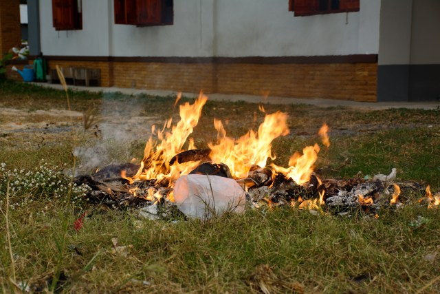 Ilustrasi bakar sampah. Foto: Shutter Stock