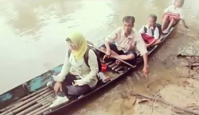 Wanti Sila Sakti, menyeberangi sungai untuk mengajar