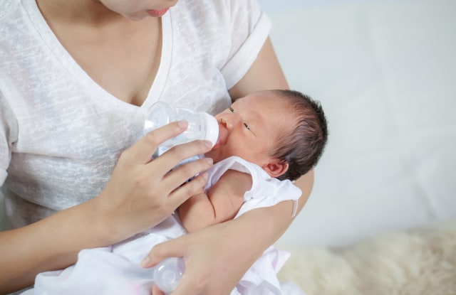 Ilustrasi Bayi Diberi Air Putih Foto: Shutter Stock