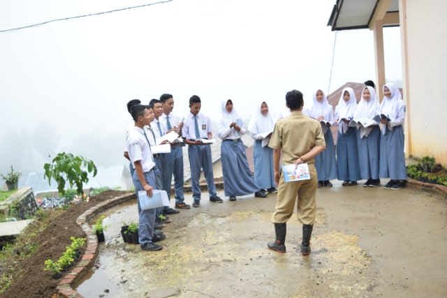 Guru Kreatif di Daerah Rawan Longsor dengan Sarana Terbatas