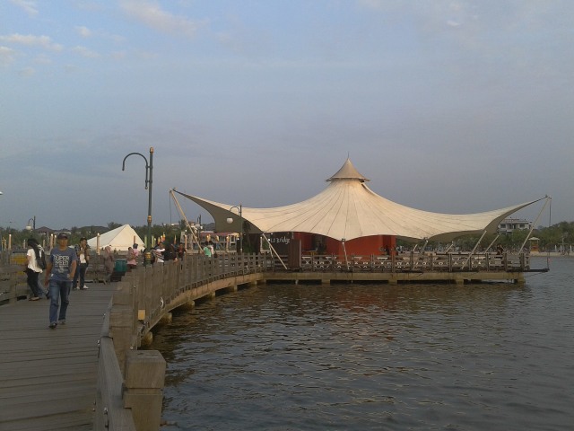 Jembatan dan Le Bridge Cafe Ancol Foto: Wikimedia Commons