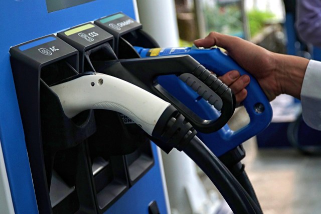 Stasiun Pengisian Kendaraan Listrik Umum di kantor Pusat PLN Gambir. Foto: Jamal Ramadhan/kumparan