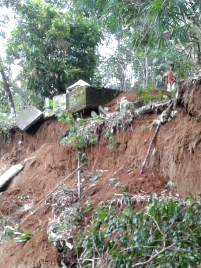 Pemakaman di Desa Penungkiren yang amblas diakibatkan longsor. Foto: Dok. Istimewa