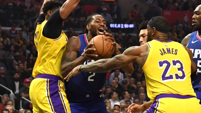 Pemain Clippers, Kawhi Leonard, susah payah melewati penjagaan LeBron James dan Anthony Davis. Foto: Kirby Lee-USA TODAY Sports via Reuters