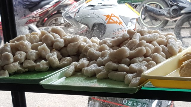 Pempek yang sudah direbus dan siap konsumsi di Kampung Pempek 26 Ilir Palembang. Foto. Reno/Urban ID)