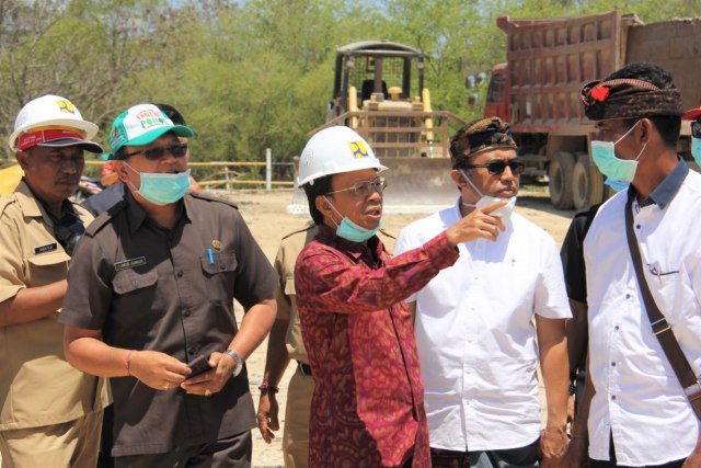 Gubernur Koster saat meninjau TPA Suwung, Denpasar, Selasa (29/10) - kanalbali/KR14
