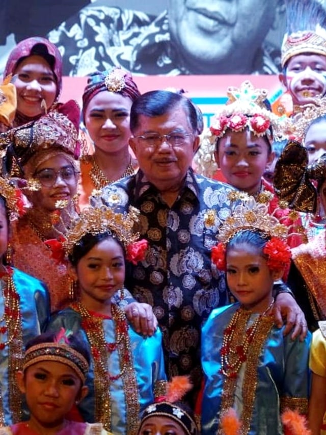 Mantan Wakil Presiden Jusuf Kalla berfoto bersama penari usai menjadi keynote speaker di acara Diskusi Satu Nusantara di Lemhannas RI, Jakarta, Selasa (29/10). Foto: Jamal Ramadhan/kumparan