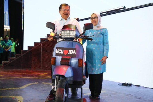 Jusuf Kalla mendapat hadiah Vespa Excel dari Paspampres Foto: dok. Istimewa