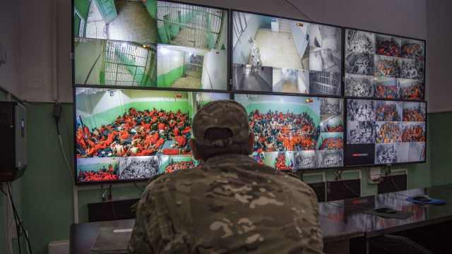 Seorang penjaga melihat CCTV  di penjara Kota Hasakeh, Suriah. Foto: AFP/FADEL SENNA
