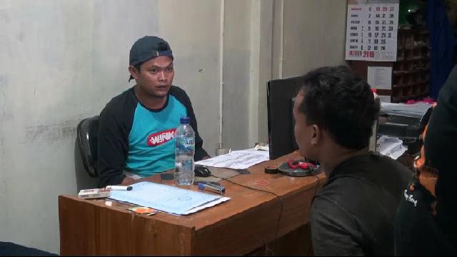 Pelaku (kanan) diinterogasi polisi di Polsek Warureja. (Foto: Syaifullah)