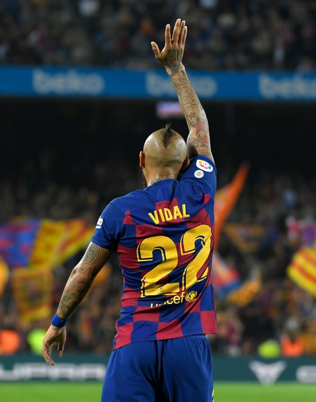 Arturo Vidal merayakan gol ke gawang Valladolid. Foto: AFP/Lluis Gene