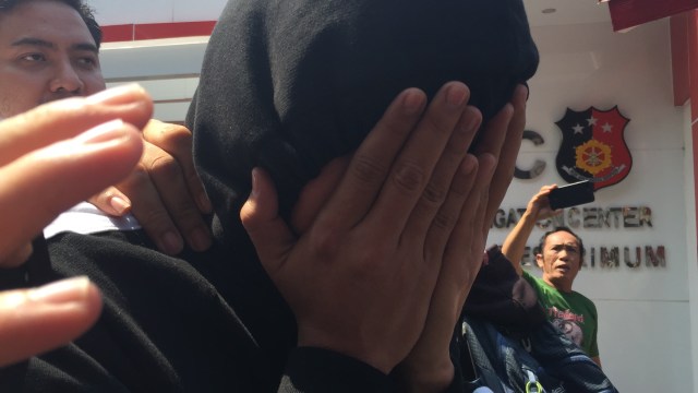 Kepolisian Daerah Jawa Timur menangkap muncikari kasus prostitusi online yang melibatkan Puteri Pariwisata PA, Soni Dewangga. Foto: Yuana Fatwalloh/kumparan