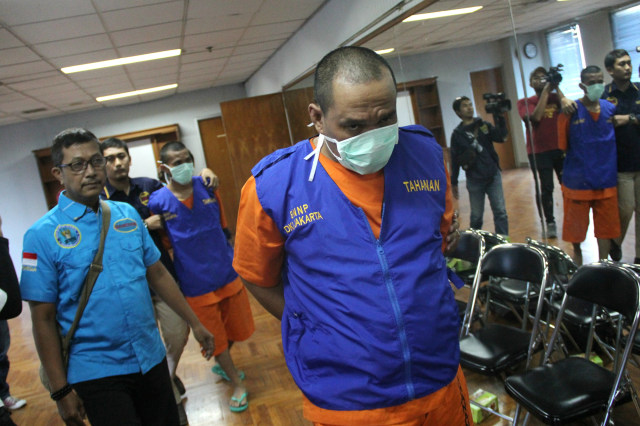 Tersangka kasus jaringan narkotika Batam-Jakarta-Surabaya dihadirkan saat rilis di BNNP DKI Jakarta di Gedung Nyi Ageng Serang, Jakarta, Rabu (30/10/2019). Foto: Nugroho Sejati/kumparan
