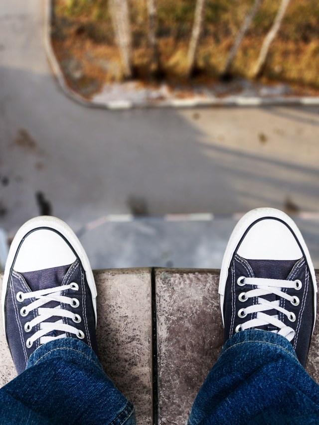Ilustrasi bunuh diri dari atas gedung. Foto: Shutter Stock