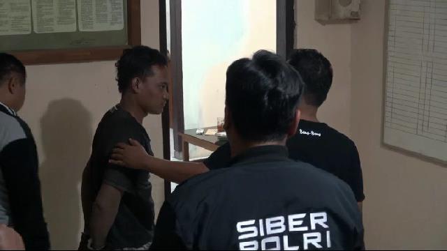Pelaku (kanan) diamankan di Polsek Warureja. (Foto: Syaifullah)