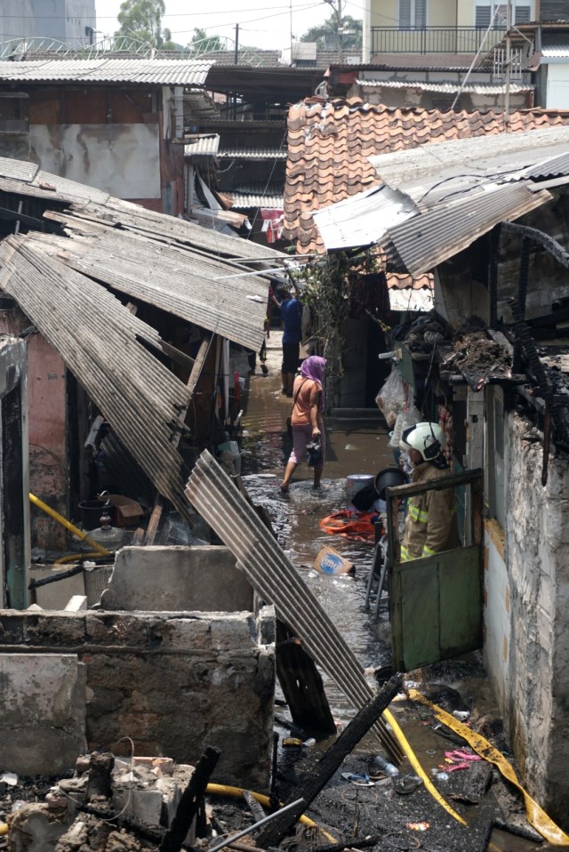 Kondisi rumah warga usai kebakaran di dekat Stasiun Taman Kota, Kembangan, Jakarta Barat, Rabu (30/10/2019). Foto: Iqbal Firdaus/kumparan