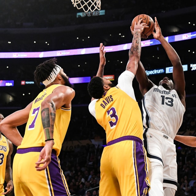 Anthony Davis memblok tembakan pemain Memphis Grizzlies. Foto: Richard Mackson-USA TODAY Sports via Reuters