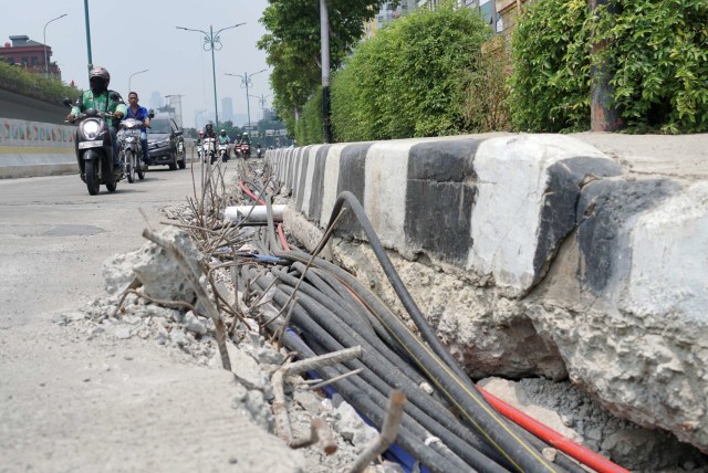 Sejumlah kendaraan melintasi jalan di sebelah penataan kabel di Matraman, Jakarta Timur. Foto: Helmi Afandi Abdullah/kumparan