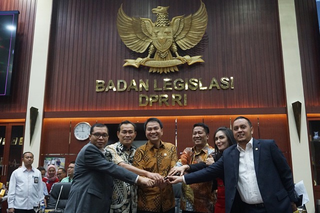 Foto bersama usai penetapan Pimpinan Badan Legislasi (Baleg) DPR RI. Foto: Fanny Kusumawardhani/kumparan