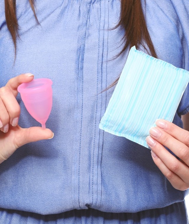 Menstrual cup dan pembalut. Foto: Shutterstock
