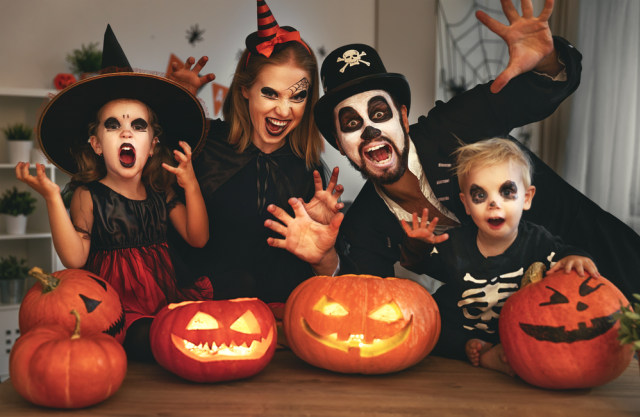 Ilustrasi keluarga merayakan Halloween bersama Foto: Shutter Stock