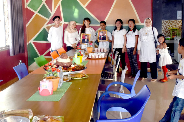 Wa Ode Rasni bersama keluarganya saat menggelar syukuran untuk Jokowi. Foto : Istimewa