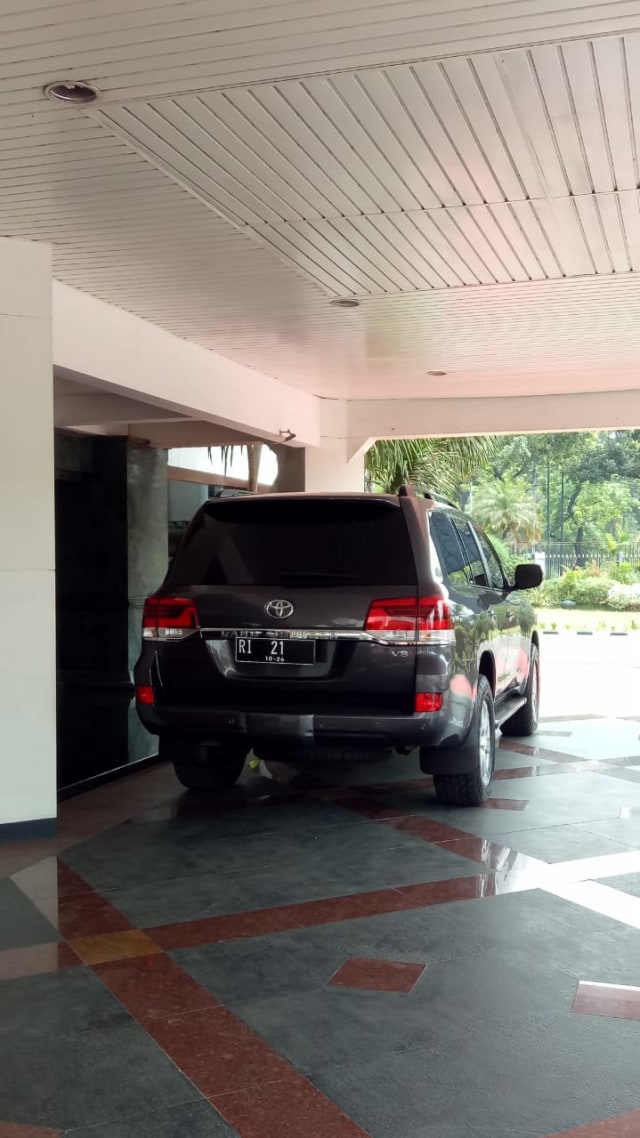 Mobil berpelat nomor RI 21 yang ditumpangi Mendagri Tito Karnavian. Foto: Aprilandika Pratama/kumparan