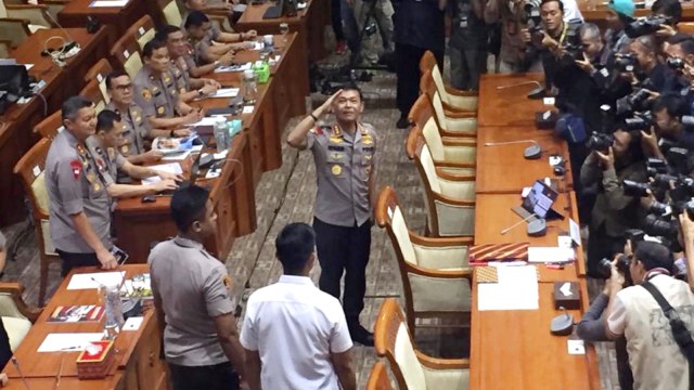 Kabareskrim Komjen Idham Azis tiba di ruang rapat Komisi III DPR untuk melaksanakan fit and proper test sebagai calon Kapolri, Rabu (30/10/2019). Foto: Rafyq Panjaitan/kumparan