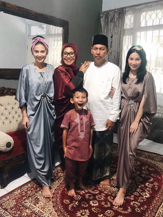 Indah Permatasari dan keluarga Foto: Instagram /@indahpermatas 