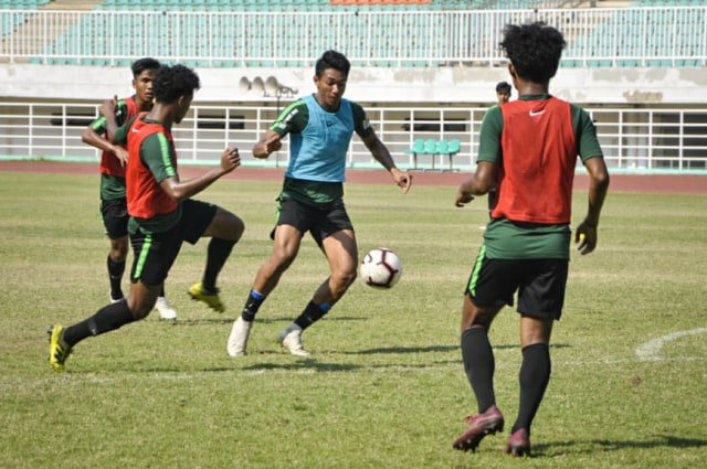 Pemain Timnas U-19 asal PPLP Maluku, Serdy Hepyfano (biru). Foto: Alan Kusuma/kumparan