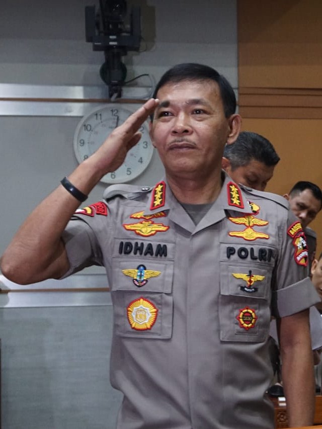 Komjen Pol Idham Azis memberi hormat saat mengikuti uji kepatutan dan kelayakan calon Kapolri di ruang rapat Komisi III, Kompleks Parlemen Senayan, Jakarta. Foto: Fanny Kusumawardhani/kumparan 