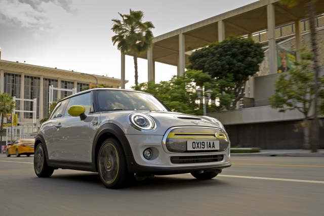 Tampilan Depan MINI Cooper SE Full Electric Foto: dok. Carscoops