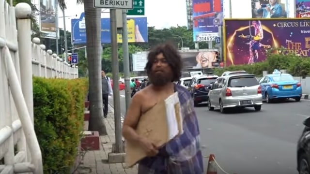 Baim Wong saat nge-prank jadi gembel.  Foto: YouTube/Baim Paula