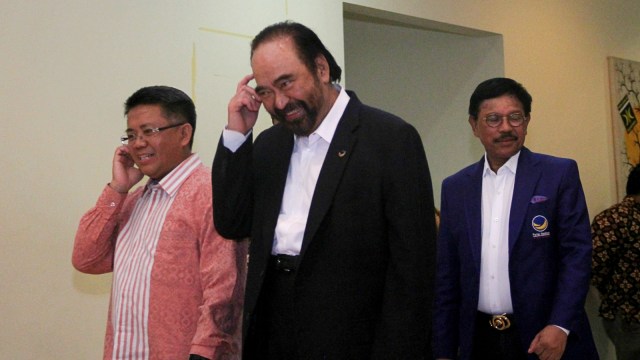 Ketua Umum Partai Nasdem Surya Paloh (tengah) bersama Presiden PKS Sohibul Iman (kiri) di DPP PKS, Jakarta, Rabu (30/10/2019). Foto: Nugroho Sejati/kumparan