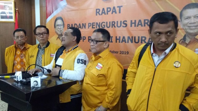 Juru bicara Hanura, Benny Rhamdani saat menyampaikan sikap Hanura terkait Kabinet Indonesia Maju. Foto: Aprilandika Pratama/kumparan