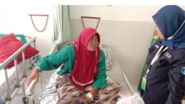 Wanita dirawat di RS setelah hampir diterkam ular piton, di Aceh. Foto: Dok. BKSDA Aceh