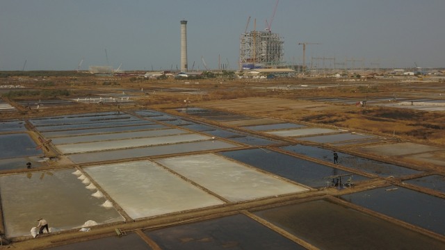 Suasana pembangunan PLTU Unit 2 Cirebon Power di Cirebon, Jawa Barat, Rabu (30/10/2019).  Foto: ANTARA FOTO/Dedhez Anggara