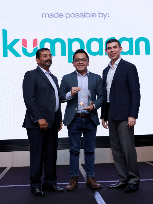 CEO kumparan, Hugo Diba (tengah) saat menerima penghargaan sebagai Best Digital News Startup di Hong Kong, Rabu (30/10). Foto: Dok. WAN-IFRA