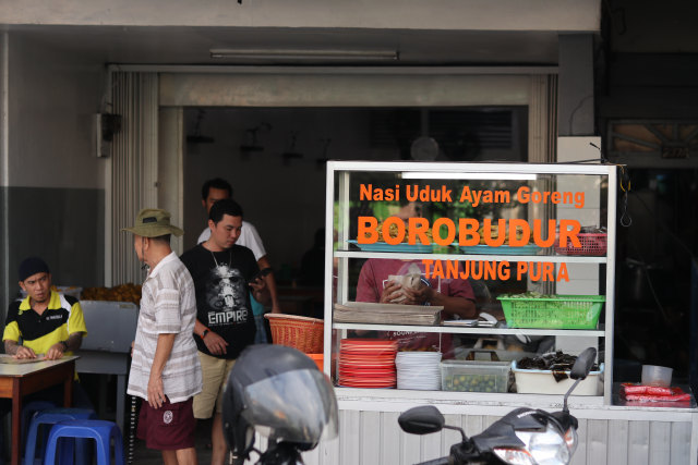 Salah satu lokasi Nasi Uduk Borobudur yang berlokasi di Jalan Tanjung Pura