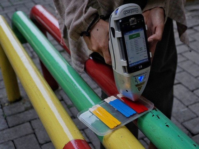 Toxic Program Officer Nexus3, Sonia Buftheim memeriksa kadar timbal cat di Jakarta, Rabu (30/10).  Foto: Jamal Ramadhan/kumparan 