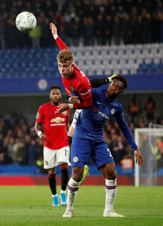 Brandon Williams (kostum merah) berduel dengan Hudson-Odoi. Foto: Reuters/John Sibley 