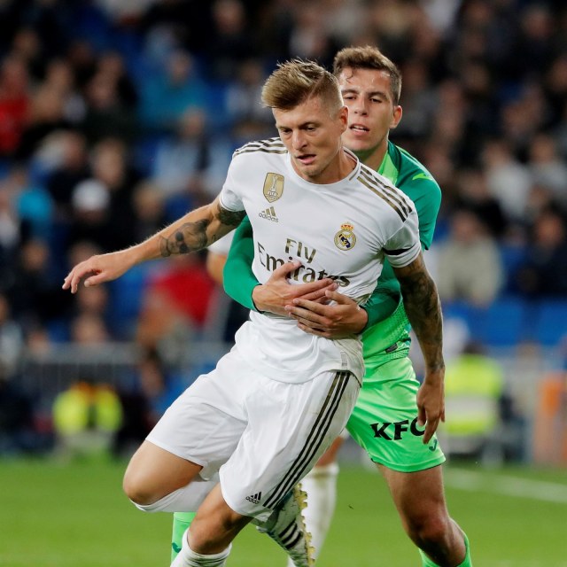 Pemain Leganes melakukan apa pun untuk menghentikan Real Madrid. Di sini, Toni Kroos dijaga habis-habisan. Foto: Susana Vera/Reuters